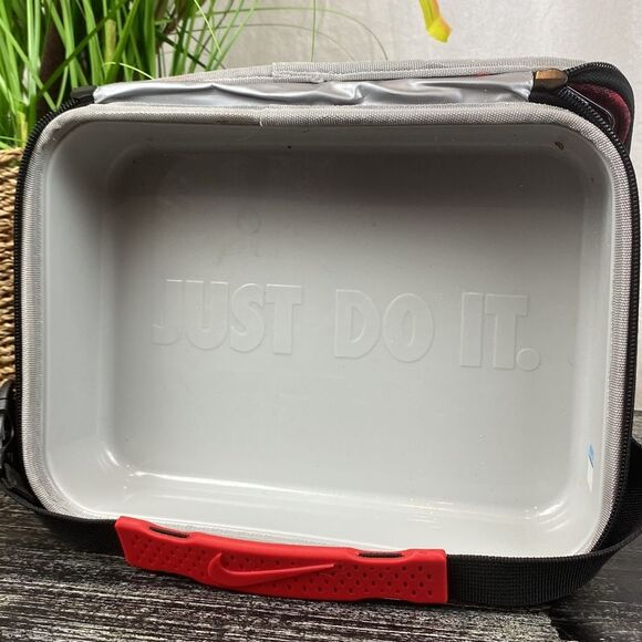 Nike Red & Black Zip Close Hard Shell Square Insulated Strap Bag - Picture 5 of 7